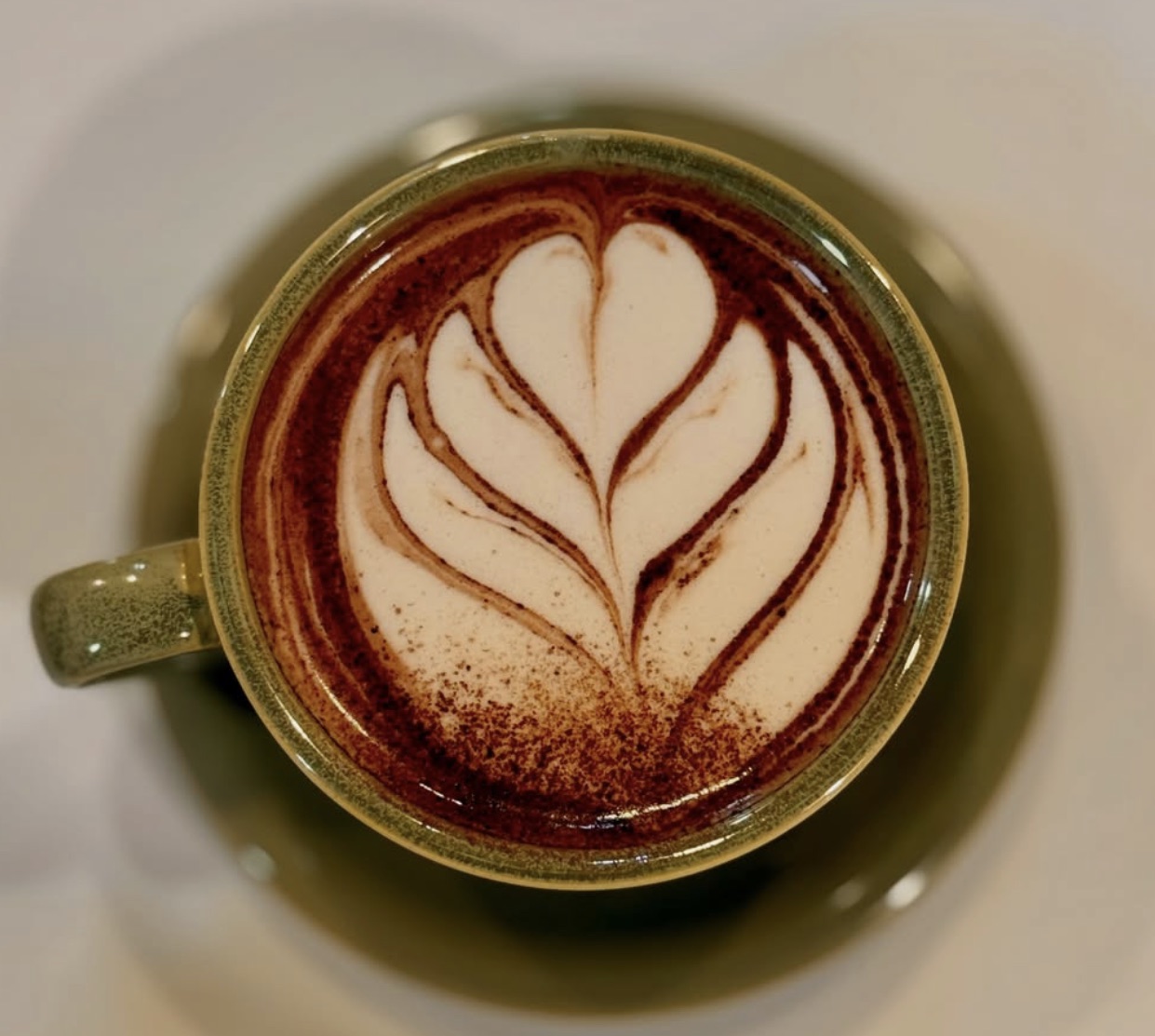 Latte with leaf-shaped foam art
